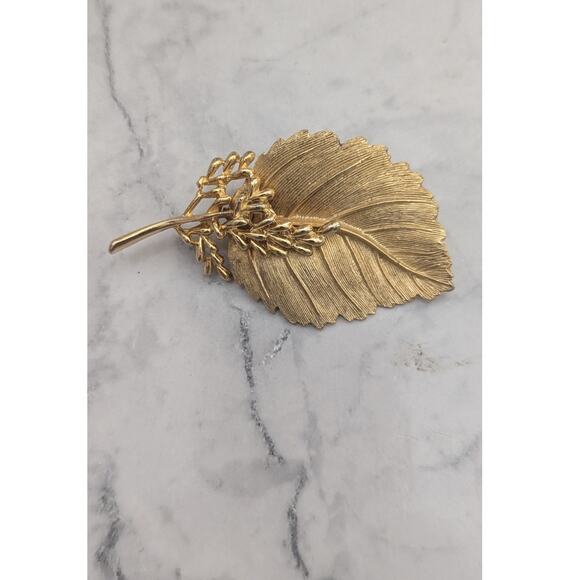 BSK Gold tone leaf brooch pin mid century elegant by Steinberg slovitt and kasko - Picture 4 of 5